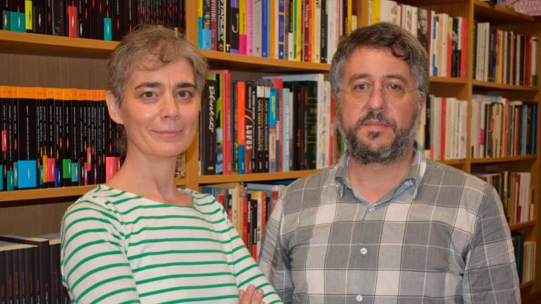 Iria Bernal e Óscar Porral, propietarios da libraría Lenda en Bertamiráns. Foto: O.P.