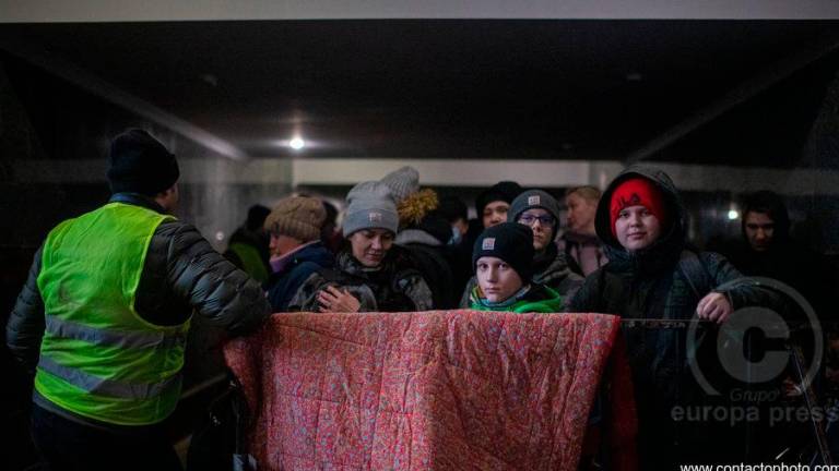 8 de marzo de 2022, Lviv, Ucrania: Los ucranianos que huyen de los combates en el este esperan los trenes hacia Polonia, Más de un millón de refugiados ucranianos han huido a través de la frontera polaca mientras la guerra continúa. Refugiados esperan para subir a los trenes hacia Polonia - Lviv, Ucrania, 8 de marzo de 2022 FOTO: Ml1 / Zuma Press / ContactoPhoto 10/03/2022