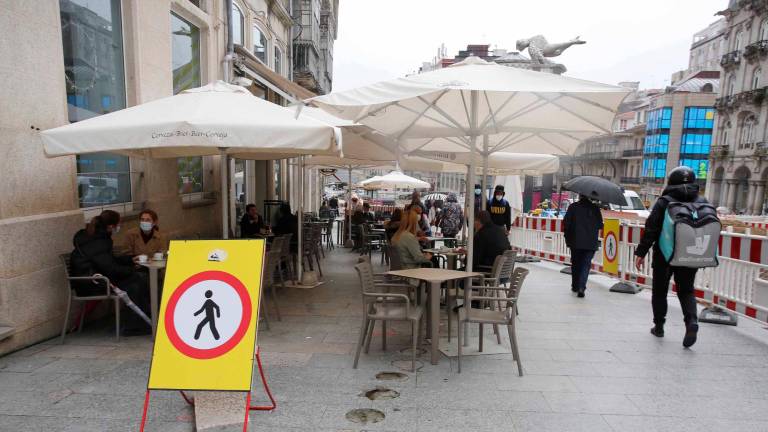 Varias personas en una terraza este viernes, el día en que entraron en vigor nuevas medidas en la hostelería, en Vigo, Pontevedra, Galicia, (España). Foto: Europa Press