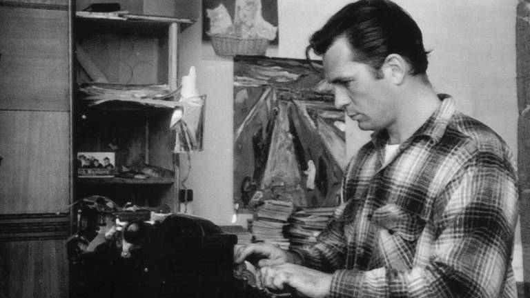 Jack Kerouac recorrió América buscando en la carretera la satisfacción y realización que no había encontrado en la vida.