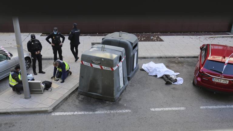 Varios policías nacionales, a pocos metros del cuerpo del hombre que ha sido abatido por un agente en la calle Benimamet, en el distrito de Villaverde, a 5 de noviembre de 2021, en Madrid (España). Cézaro De Luca / Europa Press