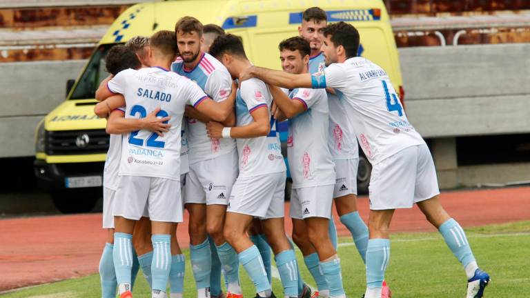 VICTORIA Los jugadores del Compostela, celebrando un gol. Foto: Fernando Blanco