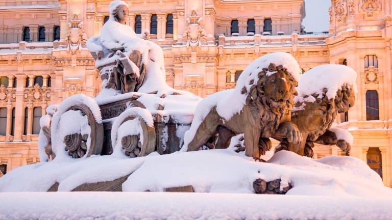 Fuente de Cibeles durante la gran nevada provocada por la borrasca ‘Filomena’, en Madrid (España). - Irina R.H. - Europa Press