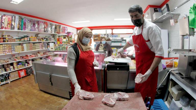 NADA Y BASSAM en la carnicería halal que regentan en la rúa Xoana Nogueira. Galería de fotos: Fernando Blanco