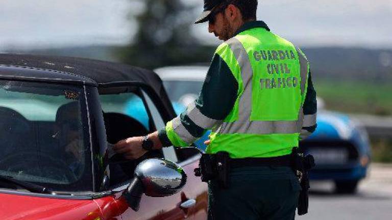 Un agente de la Guardia Civil de Tráfico pide documentación a un conductor durante un control de tráfico. FOTO: Eduardo Parra