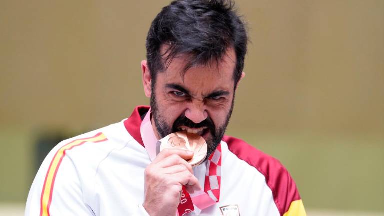 Juan Antonio Saavedra muerde su medalla de bronce en la prueba de carabina tendido 50 metros en los Juegos Paralímpicos de Tokio CPE 05/09/2021