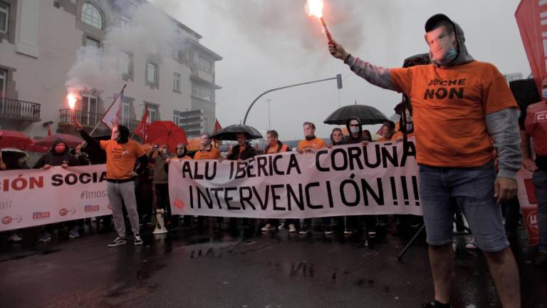 Trabajadores de Alu Ibérica durante una de las protestas en defensa de sus puestos de trabajo el pasado año Foto: Cabalar
