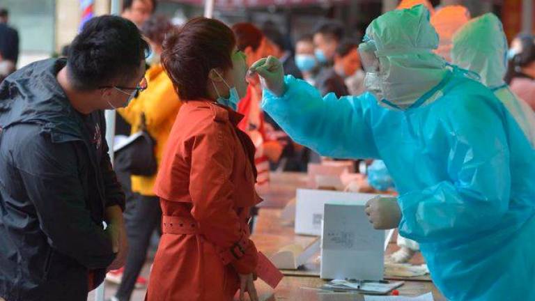 China testa uno de sus inmunizadores con éxito en sesenta mil personas