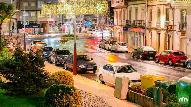 El encendido de las luces de Navidad es otra de las iniciativas que busca incentivar el paseo y las compras en el comercio melidense. Foto: C. M. 