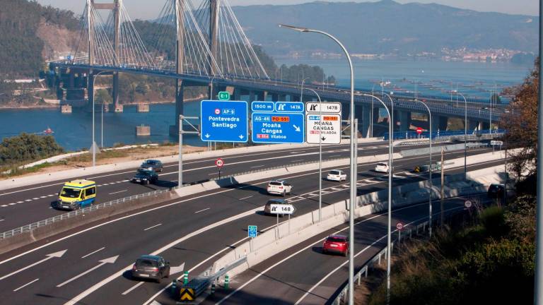Vista de la autopista AP-9 antes de su llegada a Vigo cruzando el Puente de Rande. Foto: Efe