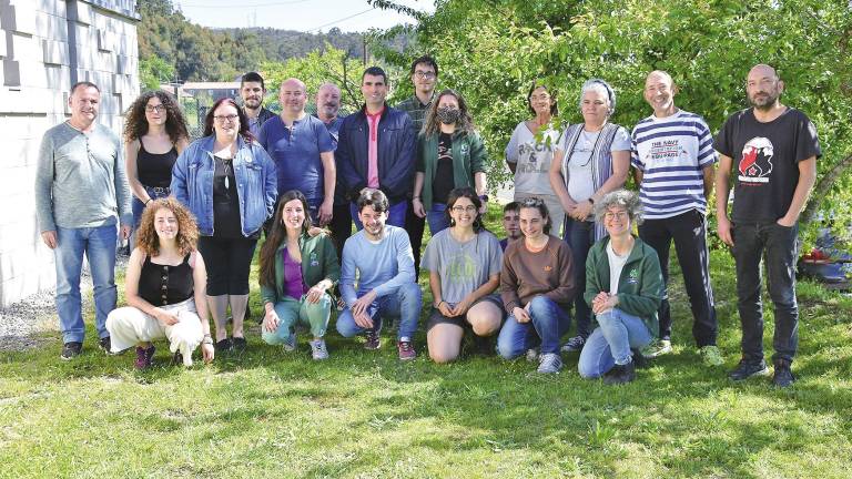 Os e as participantes do obradoiro de compostaxe descentralizada que Adega fixo no concello de Ames posaron en grupo. Foto: C. Ames