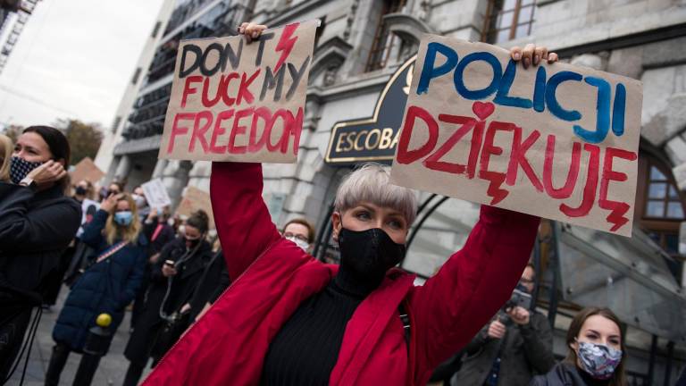 Manifestación contra las nuevas restricciones de la ley del aborto en Varsovia, Polonia. FOTO: ATTILA HUSEJNOW