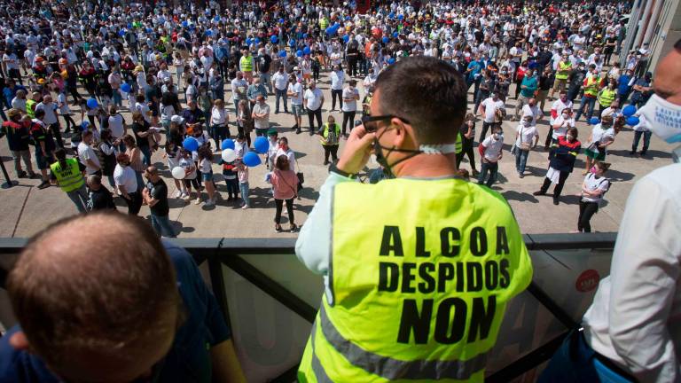 Varias personas participan en una concentración en conmemoración del año de “lucha” por la planta de aluminio y los puestos de trabajo de Alcoa San Cervo, en la Praza do Concello de Xove, a 30 de mayo de 2021, en Xove, Lugo, Galicia (España). Carlos Castro / Europa Press 30/05/2021