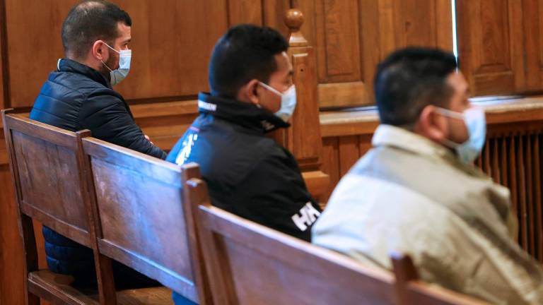 AUDIENCIA DE PONTEVEDRA. Tres de los acusados en el juicio del narcosubmarino sentados en el banquillo durante una vista sin novedades. Foto: Salvador Sas