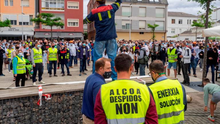conflicto laboral. Concentración de trabajadores de Alcoa este domingo en San Cibrao (Lugo). Foto: Eliseo Trigo/Efe