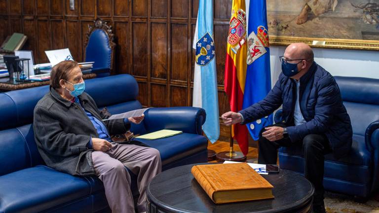 O profesor José Paz e o presidente da Deputación de Ourense, Manuel Baltar, onte durante o encontro. Foto: G.