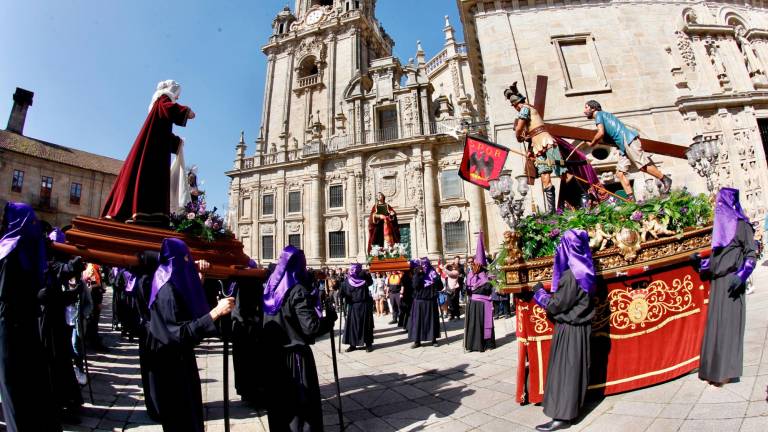 Procesión del Santo Encuentro, este viernes, en la praza da Quintana, en Santiago. Fotos: Fernando Blanco