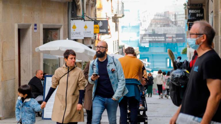 Personas paseando por una calle de Vigo. Foto: Marta Vázquez / E.P.