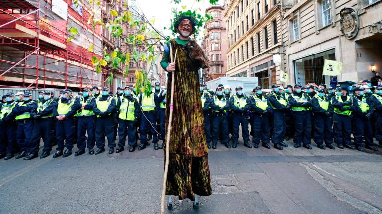 Un activista del grupo climático Extinction Rebellion ayer en Glasgow. Foto: Jane Barlow
