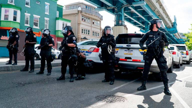 Un grupo de policías durante un operativo desplegado durante las protestas celebradas en Filadelfia
