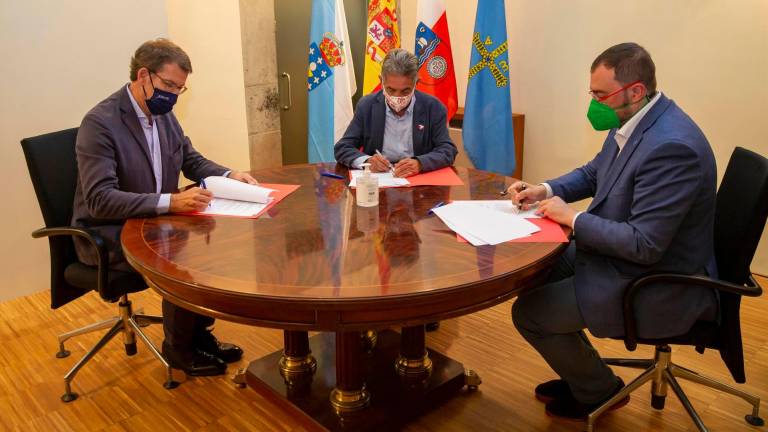 Por la izquierda los presidentes Feijóo, Revilla y Barbón ratifican el pacto por la eólica marina. Foto: M. De la Parra