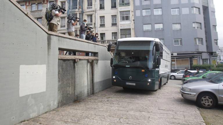 Autobús de la Guardia Civil donde van acusados por el crimen de Samuel Luiz, en una imagen de archivo Foto: M. Dylan/ Europa Press