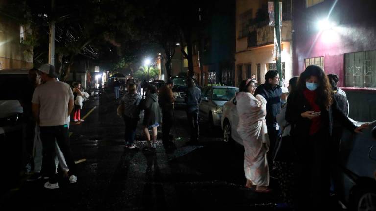 Un grupo de personas en plena calle tras abandonar sus hogares al anuciarse la alarma sísmica por un terremoto de 7,1 que ha tenido su epicentro en Acapulco. FOTO: EL UNIVERSAL