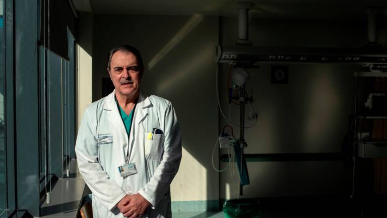 LUCHA CONTRA EL CORONAVIRUS. El jefe del servicio de Anestesiología y Reanimación del CHUO , Fermín Domínguez, en el hospital. Foto: Brais Lorenzo