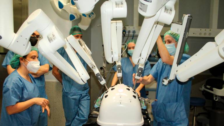 Varias profesionales sanitarios se preparan en un curso de cirugía robótica en el Hospital Vithas (Vigo). Foto: E. Press