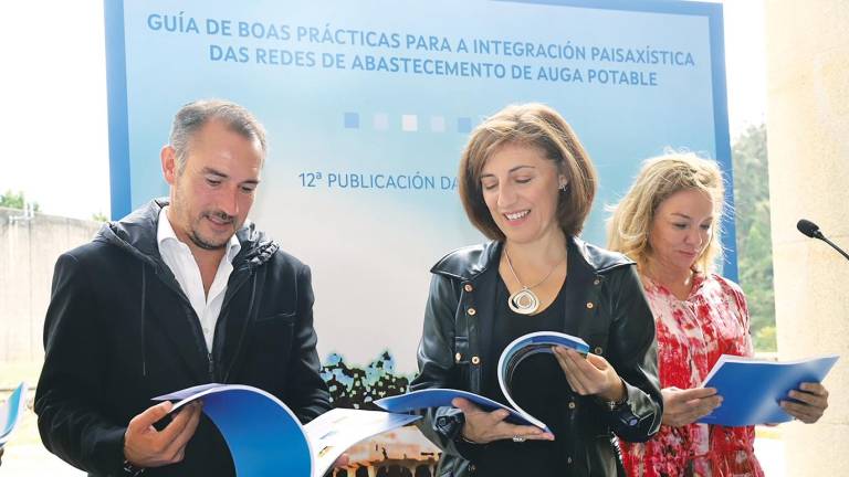 El alcalde de Padrón, Antonio Fernández, junto a la conselleira, Ángeles Vázquez, visualizando la guía de buenas prácticas Foto: X. G. 
