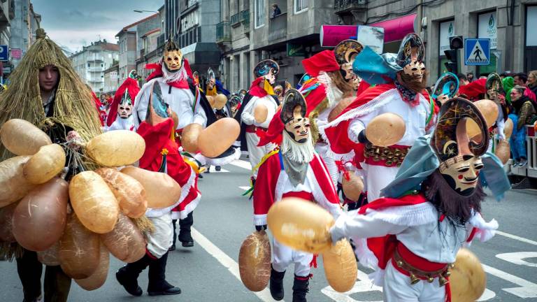 Las <i>Pantallas</i> recorren las calles de Xinzo de Limia durante el Domingo de Piñata, acto con el que este municipio pone fin a su ciclo festivo más largo, el del Carnaval. (Autor, Brais Lorenzo. Fuente, EFE)