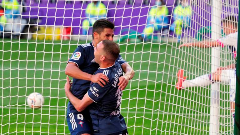 GRANDE Iago Aspas es abrazado por Nolito tras marcar el gol del Celta, ayer. Foto: Efe 