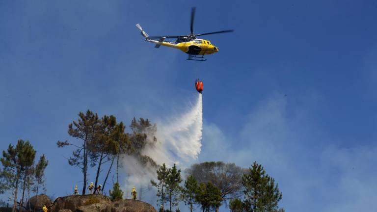 Un helicóptero en labores de extinción del fuego . Foto: E.P.