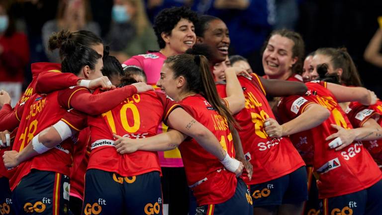 FESTEJO Tras sufrir ante Alemania, las jugadoras españolas celebraron su pase. Foto: Efe