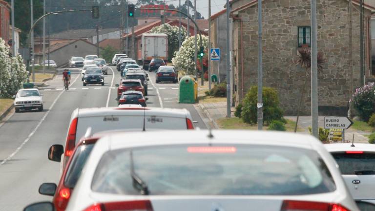 Retención de tráfico en la carretera N-550 a su paso por el municipio coruñés de Padrón. Foto: Fernando Blanco