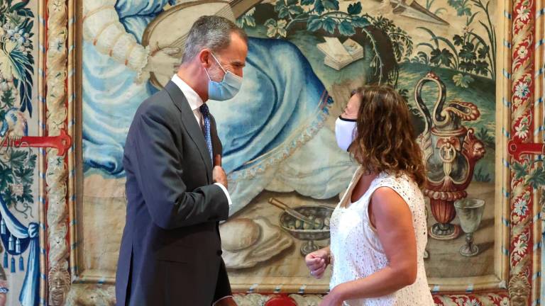 Felipe VI y Francina Armengol se saludan en la audiencia del monarca. Foto: Casa Real/Twitter