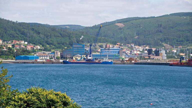 Vista da factoría de Xeal emprazada ao pé do porto de Brens, en Cee. Foto: Ferroatlántica