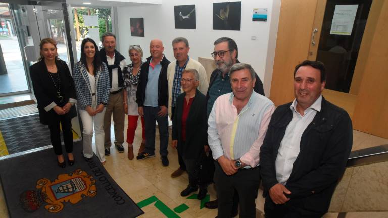 APERTURA. Ruiz, segundo pola dereita, cos artistas e edís na apertura da mostra. Foto: C.R.