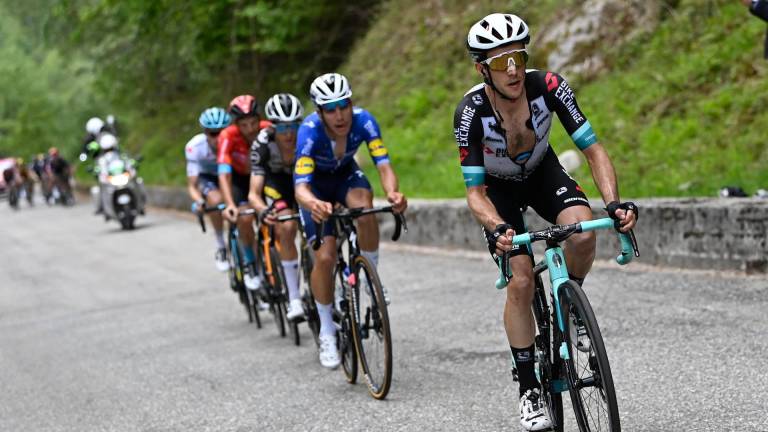 Simon Yates, en primer plano, en la etapa del Giro. Foto: EP