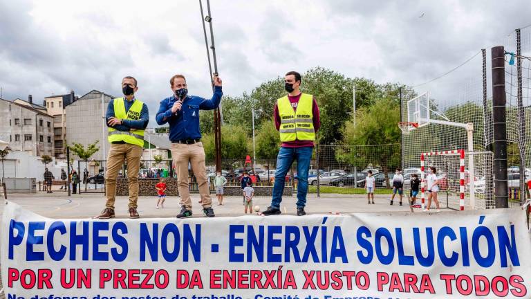 Los representantes de los trabajadores de Alcoa en su última protesta en Cervo. Foto: E. Press