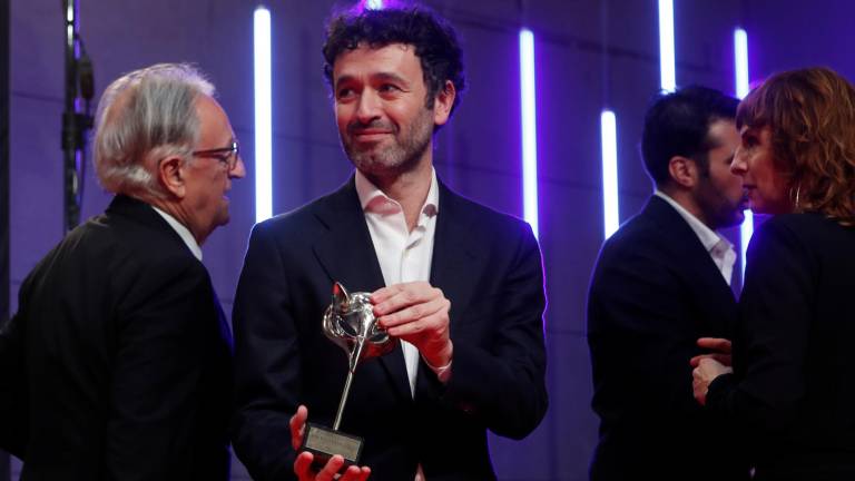 El realizador Rodrigo Sorogoyen recibe el premio a mejor película dramática por “As Bestas”, en la ceremonia de entrega de la décima edición de los Premios Feroz que otorga la Asociación de Informadores Cinematográficos de España (AICE), este sábado en Zaragoza. EFE/Javier Belver