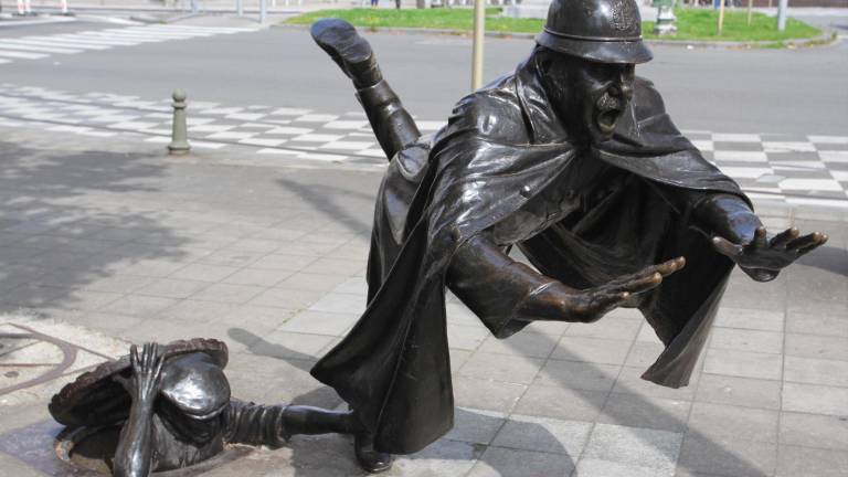 <b>El Agente 15</b>. Esta divertida estatua en el distrito de Bruselas lleva el sello del escultor Tom Frantzen. En ella se ve como el conocido Agente 15, surgido de la serie de <a rel="nofollow" href="https://es.wikipedia.org/wiki/Quique_y_Flupi" target="_blank">Hergé Quique y Flupi</a>, es agarrado por el pie derecho por un pícaro que se asoma por una boca de alcantarilla. (Imagen, notesfromcamelidcountry.net)