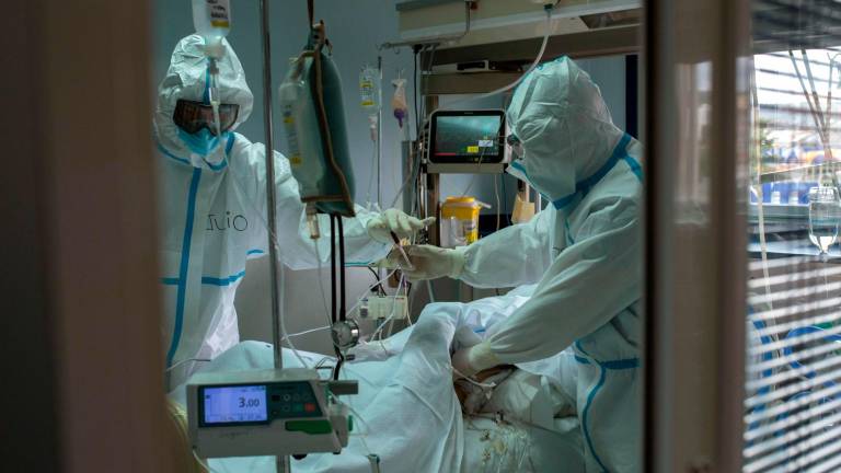 Trabajadores sanitarios atienden a un paciente con coronavirus en la uci del Hospital Cosaga de Ourense Foto: B. Lorenzo 