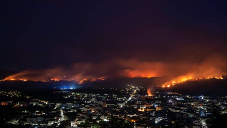 El incendio de Verín durante esta noche. Foto: Brais Lorenzo