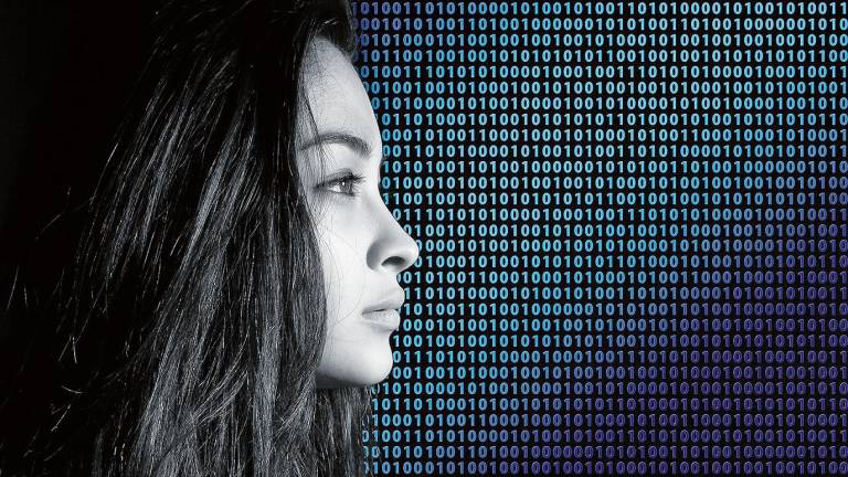 INTERNET. Una adolescente situada ante un panel con códigos informáticos. Foto: Pixabay