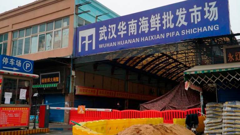 Imagen de la entrada al mercado de Wuhan, donde las autoridades chinas aseguran que está el origen de la pandemia