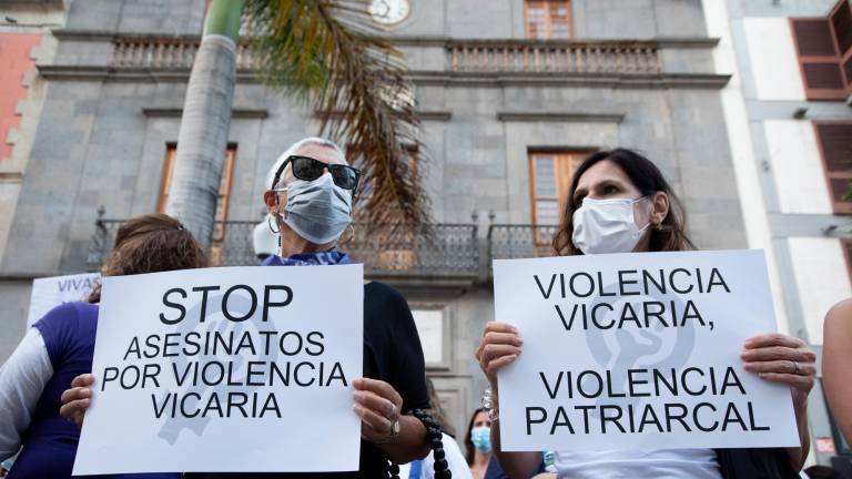 Dos participantes en una concentración contra la violencia vicaria en Santa Cruz de Tenerife . Foto: E.P.