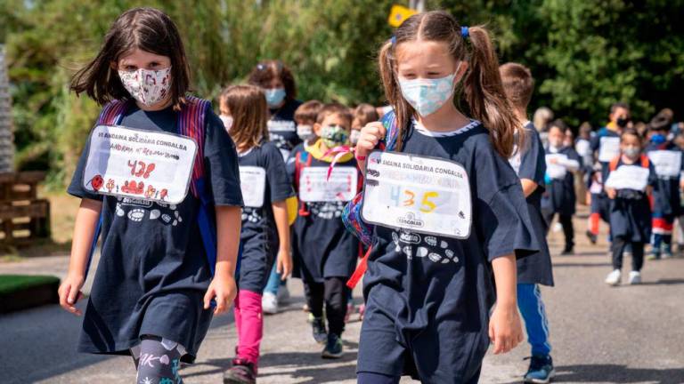 Un grupo de escolares participando en la andaina solidaria de Congalsa. Foto: Congalsa