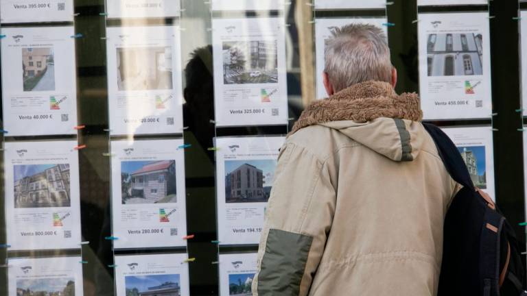 SANTIAGO Un hombre observa los anuncios de una inmobiliaria situada en el Ensanche de la capital gallega. Foto: Jesús Prieto 