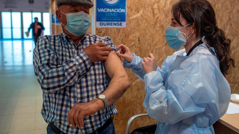 Un hombre recibe una vacuna contra el coronavirus en el recinto de Expourense Foto: Brais Lorenzo